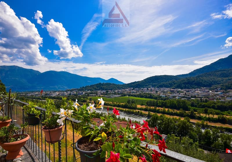 Casa bifamiliare con terreno / Casa a due famiglie con proprietà (2)