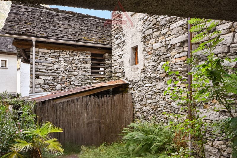 Tipica casa ticinese / Typisches Tessinerhaus (12)