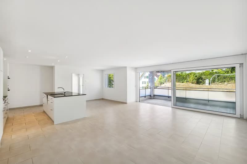Geräumige 4.5-Zimmer-Wohnung mit Balkon in Baden (2)