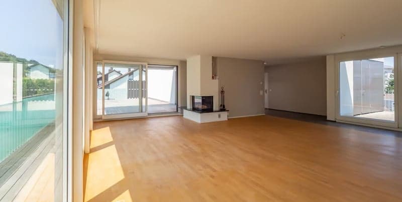 Geräumige 4.5-Zimmer-Wohnung mit Balkon und Kamin in Horgen (2)