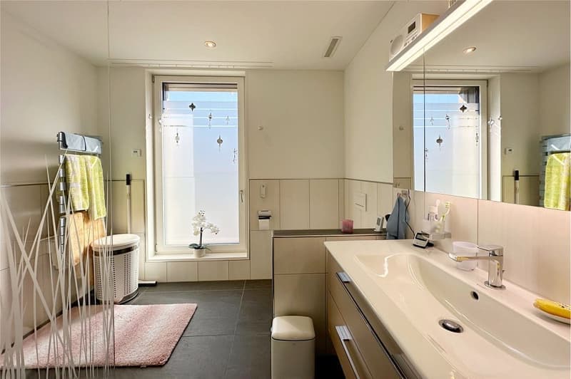 Charmante 4.5-Zimmer-Wohnung mit Balkon und Stadtblick in Thun (2)