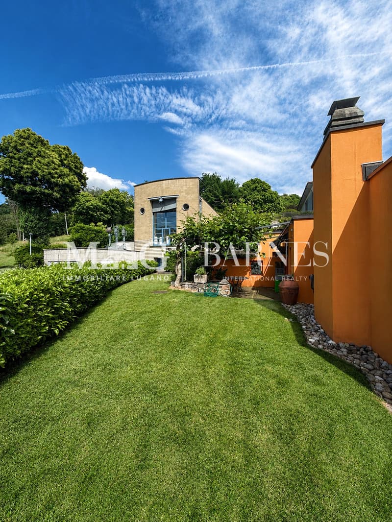 Lussuosa villa in vendita a Comano. Giardino e vista. Da rinnovare (3)