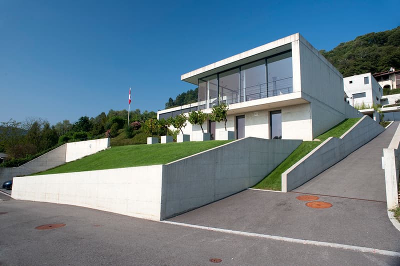 Villa moderna con giardino e piscina (2)
