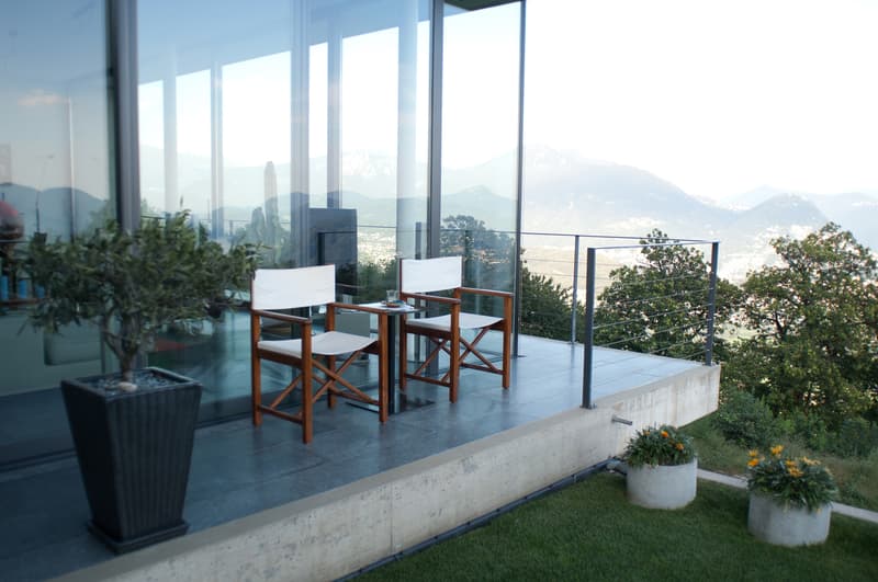 Villa moderna con giardino e piscina (1)