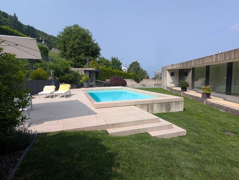 Villa moderna con giardino e piscina (8)