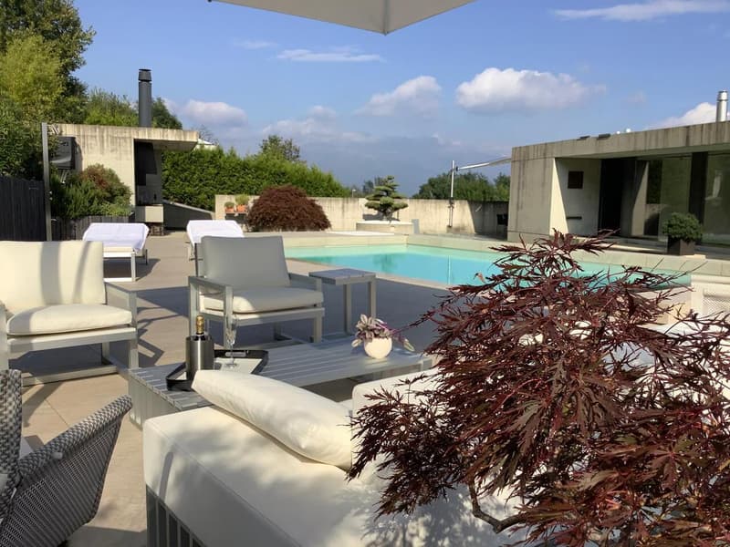 Villa moderna con giardino e piscina (6)