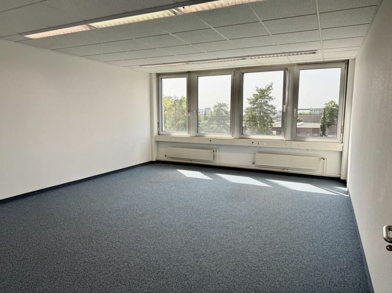 30 m2 plus Büro in Baar mit Sitzungszimmer, Lounge, Küche und WC (2)