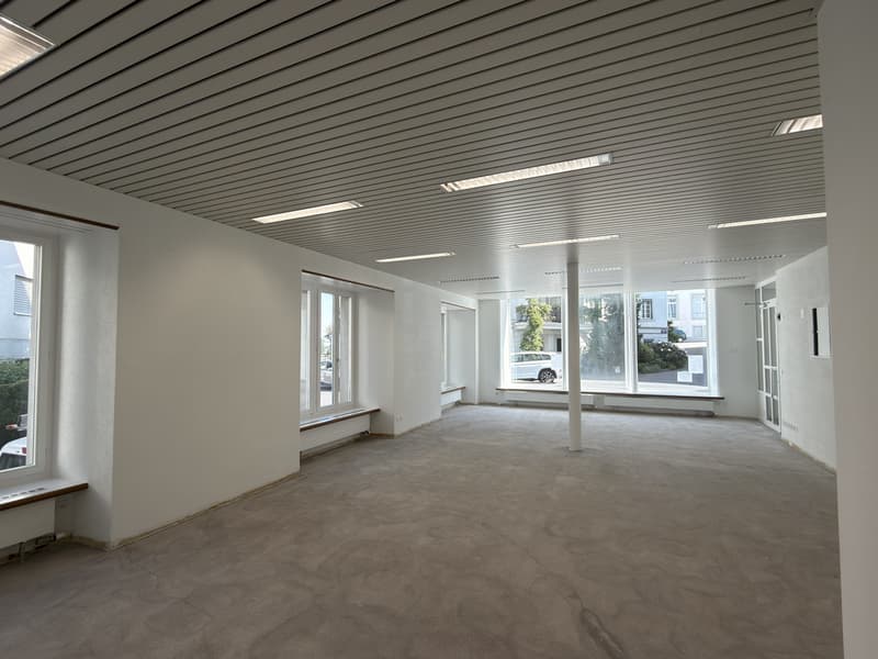 Blick zum Schaufenster + Eingang