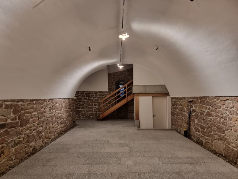 Gewölbekeller links mit Zugang zu Treppenhaus