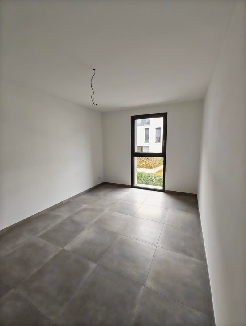 empty room, white walls, large window, tiled floor