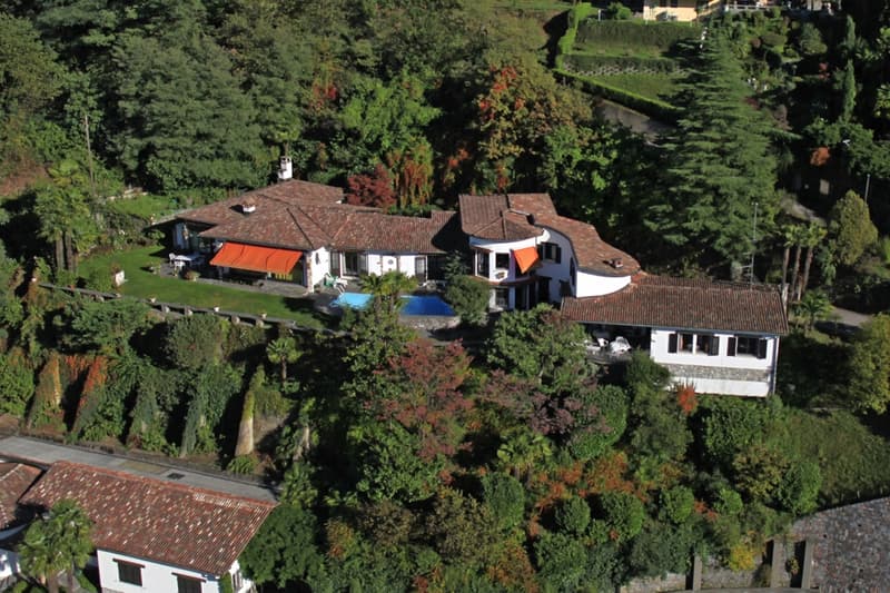 Große Villa mit angrenzendem Grundstück am See mit Häuschen und Anlegestelle in Morcote (5)