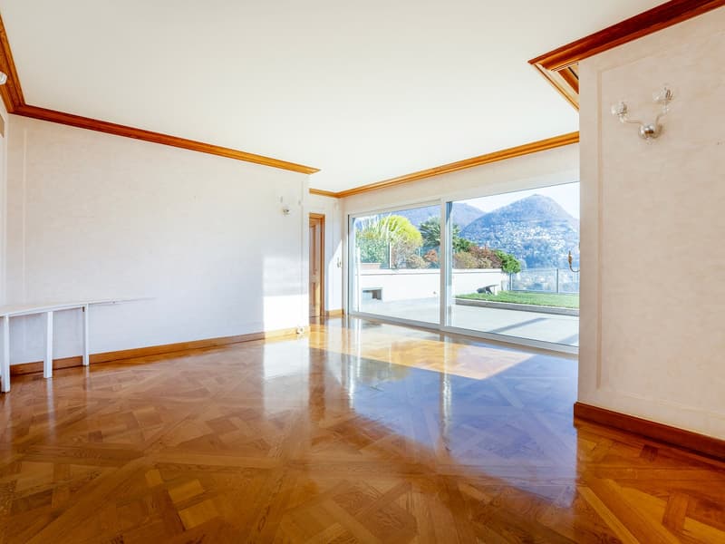 empty room, wooden parquet floors, sliding glass doors, large glass window, panoramic view