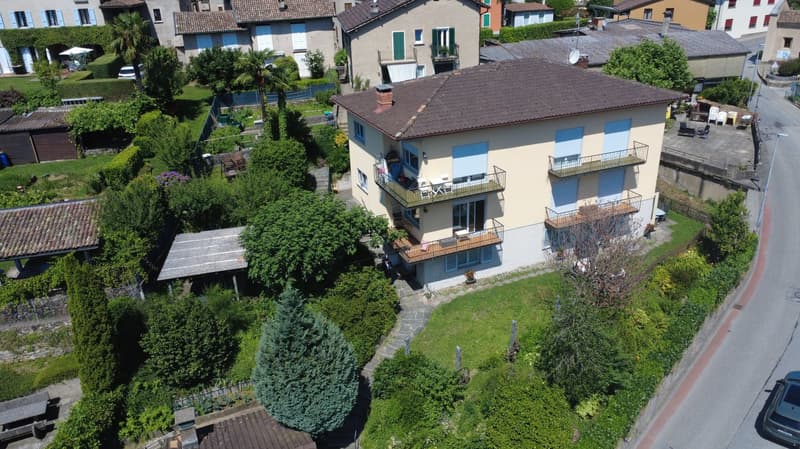 Maison multifamiliale avec grand jardin à Comano (1)