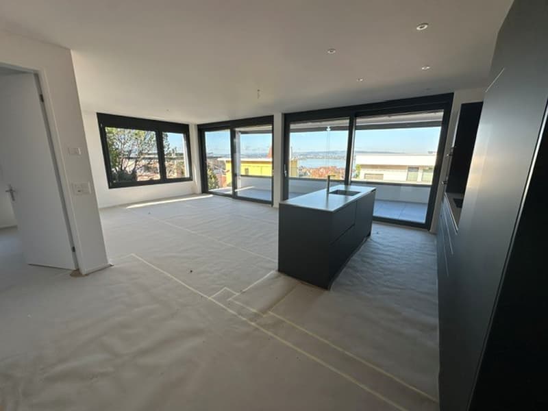 Wohnbereich mit Küche und Terrasse + Seeblick 2.jpg