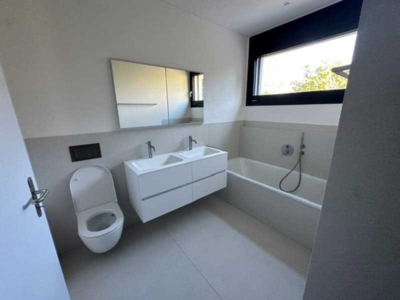 Badezimmer mit Badewanne und Doppelwaschtisch 2.jpg