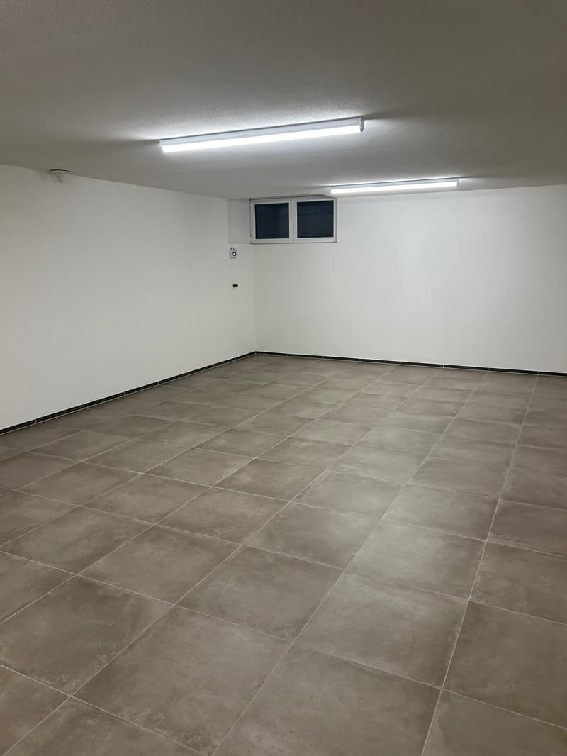 Available immediately: Storage room with garage parking space for rent – centrally located in Steinhausen! (2)