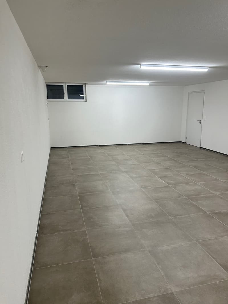 Available immediately: Storage room with garage parking space for rent – centrally located in Steinhausen! (1)