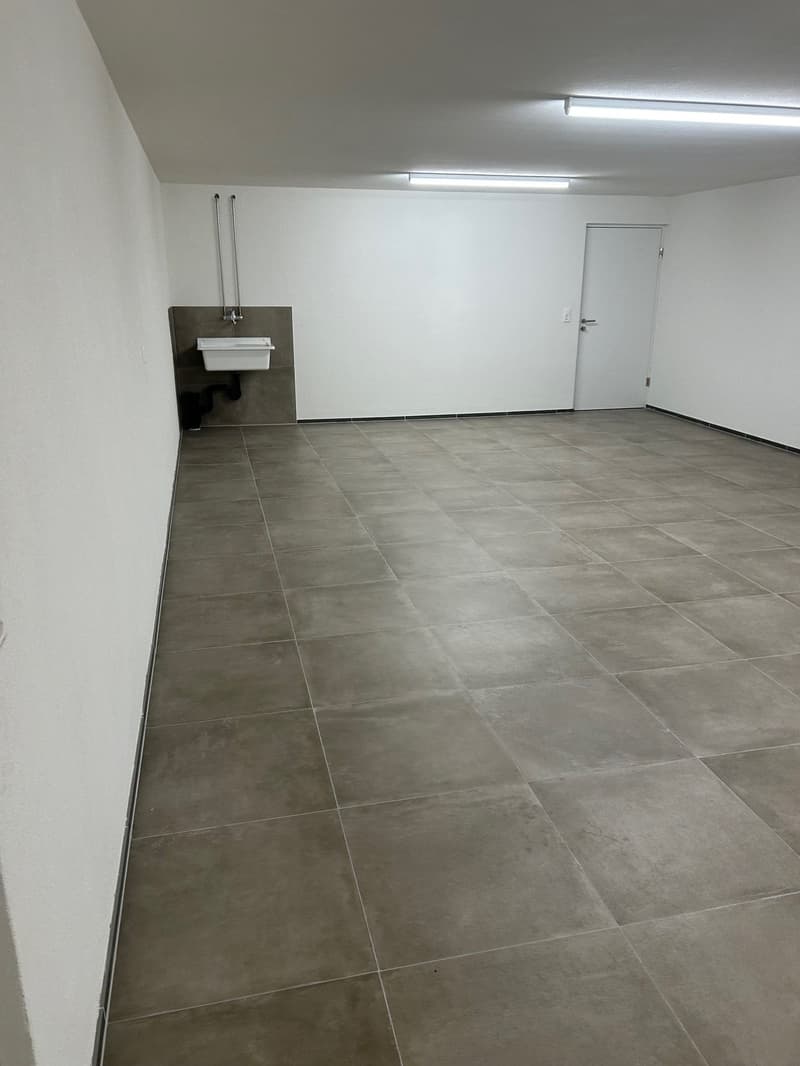 Available immediately: Storage room with garage parking space for rent – centrally located in Steinhausen! (3)