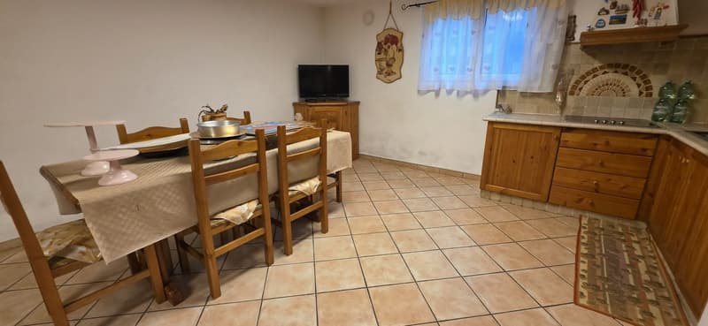 Elegante abitazione con ampio giardino, garage e caratteristico grottino (17)