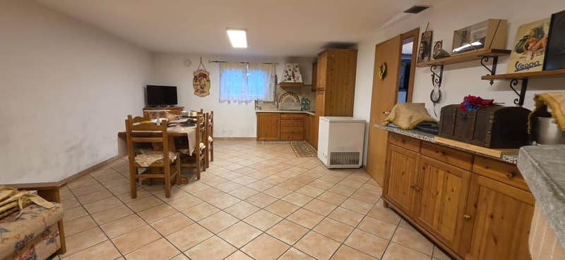 Elegante abitazione con ampio giardino, garage e caratteristico grottino (20)