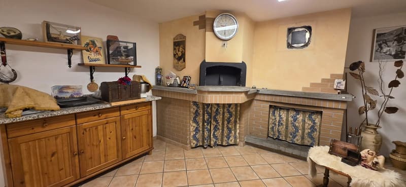 Elegante abitazione con ampio giardino, garage e caratteristico grottino (16)
