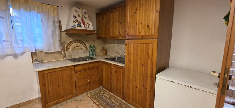 Elegante abitazione con ampio giardino, garage e caratteristico grottino (19)
