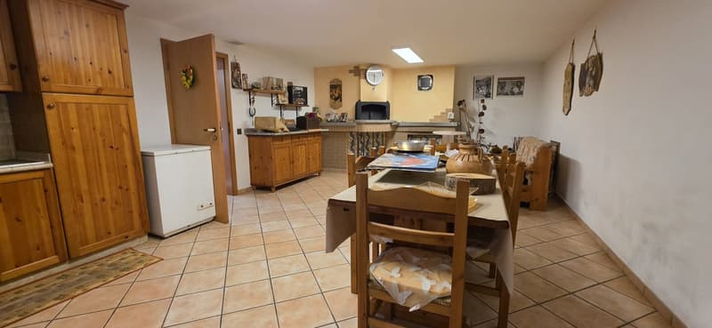 Elegante abitazione con ampio giardino, garage e caratteristico grottino (18)