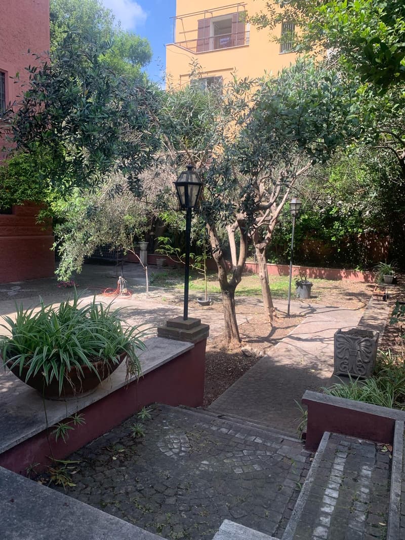 Villa de luxe rénovée avec jardin au cœur de Rome (6)