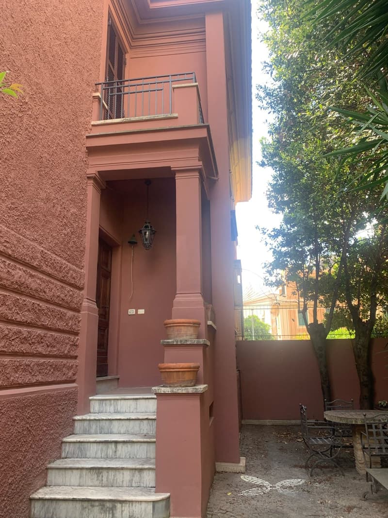 Villa de luxe rénovée avec jardin au cœur de Rome (7)