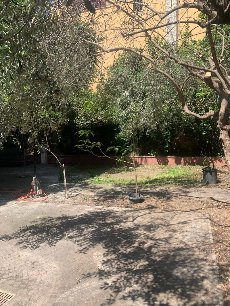 Villa de luxe rénovée avec jardin au cœur de Rome (9)