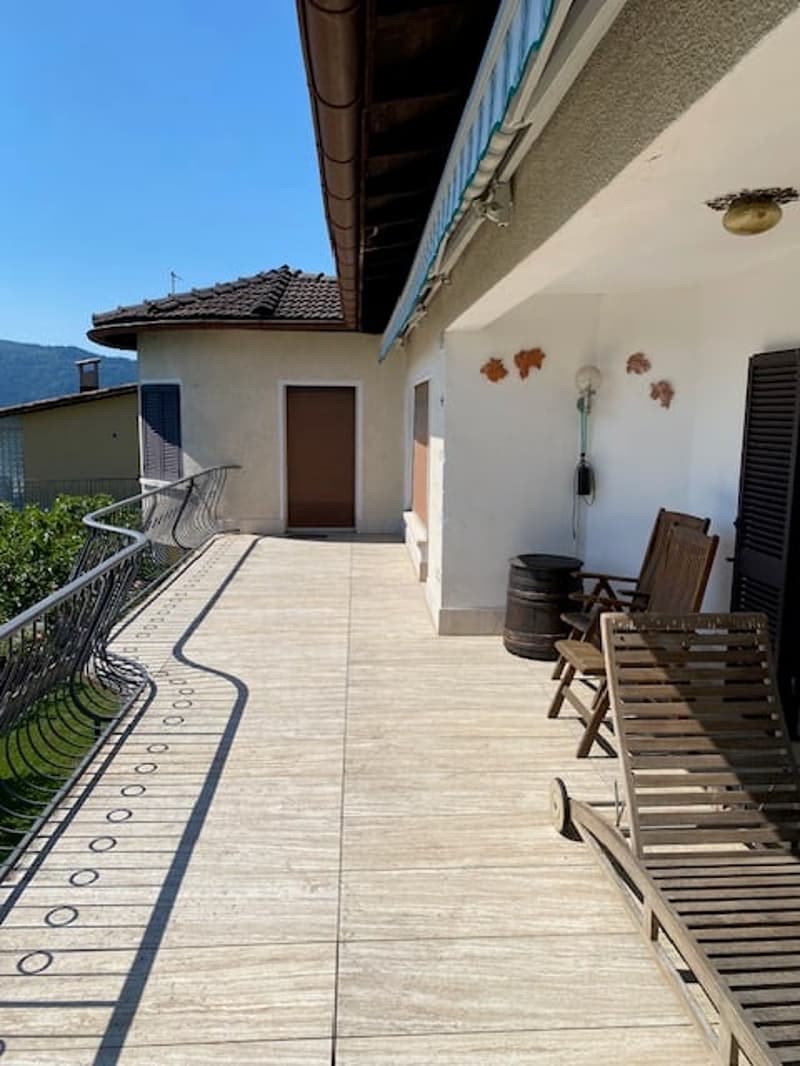 Una bella proprietà con grande giardino a Rovio (7)