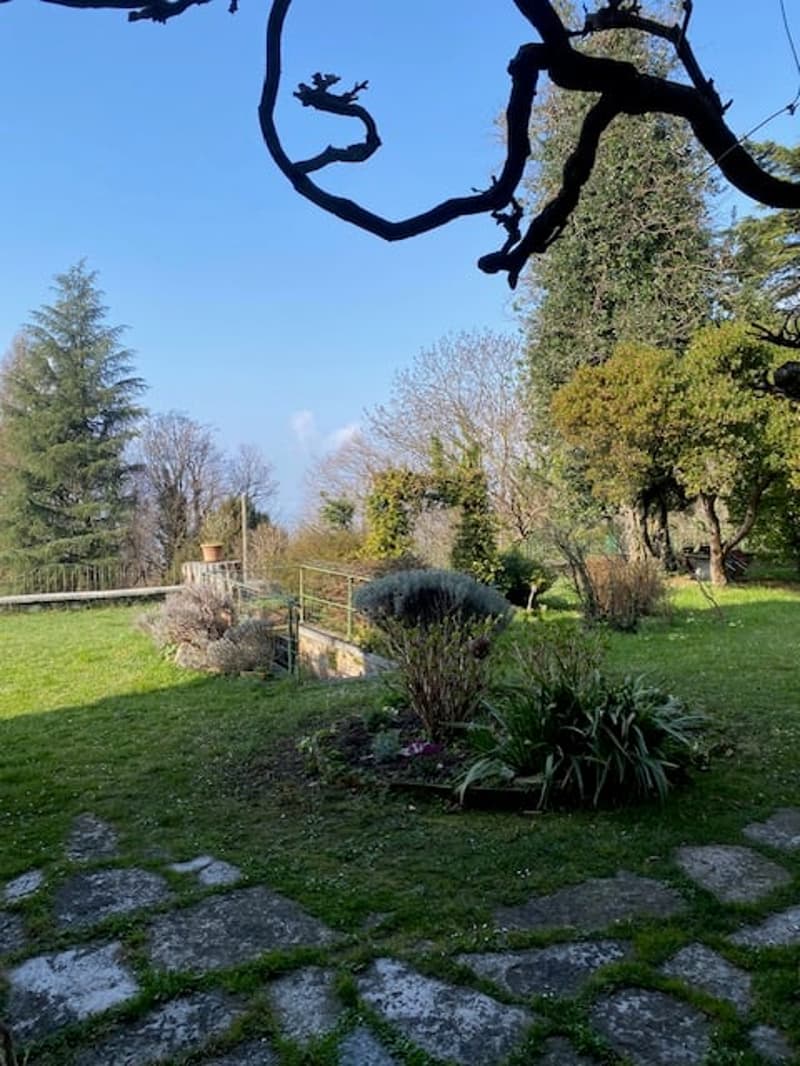 Grande casa d’epoca con giardino di mq 1.000 (12)