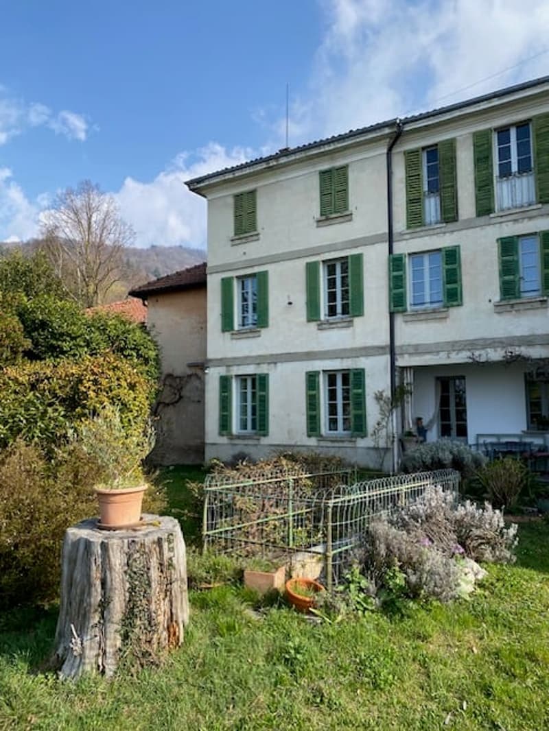 Grande casa d’epoca con giardino di mq 1.000 (6)