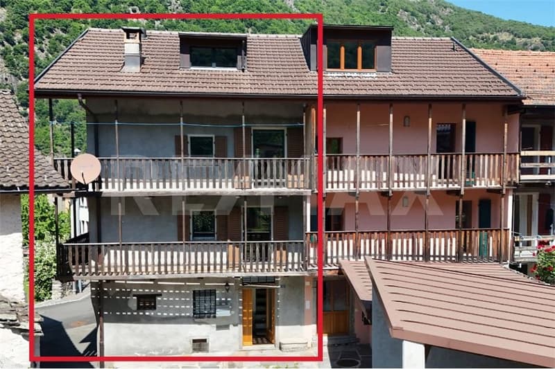 Ampia casa con balconi panoramici e posto auto coperto (1)