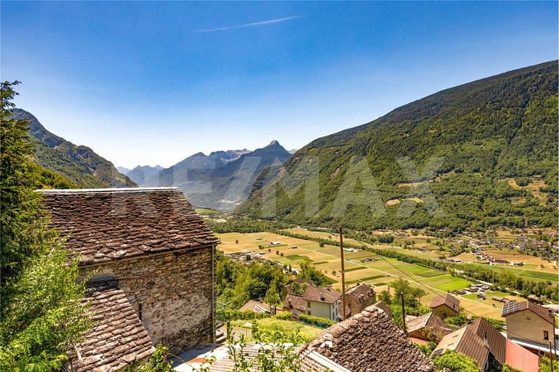 Tre caratteristici rustici con ampio terreno e splendida vista panoramica Malvaglia (1)