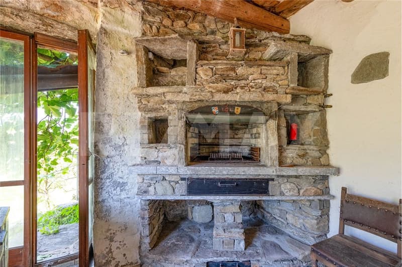 Tre caratteristici rustici con ampio terreno e splendida vista panoramica Malvaglia (3)