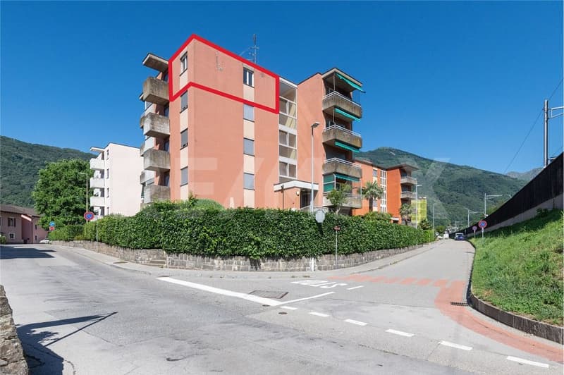 Monolocale all'ultimo piano con posto auto (1)