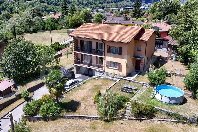 Casa con 2 appartamenti indipendenti e giardino (1)