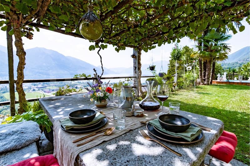 Raffinata casa di charme con vista panoramica e sul lago (4)