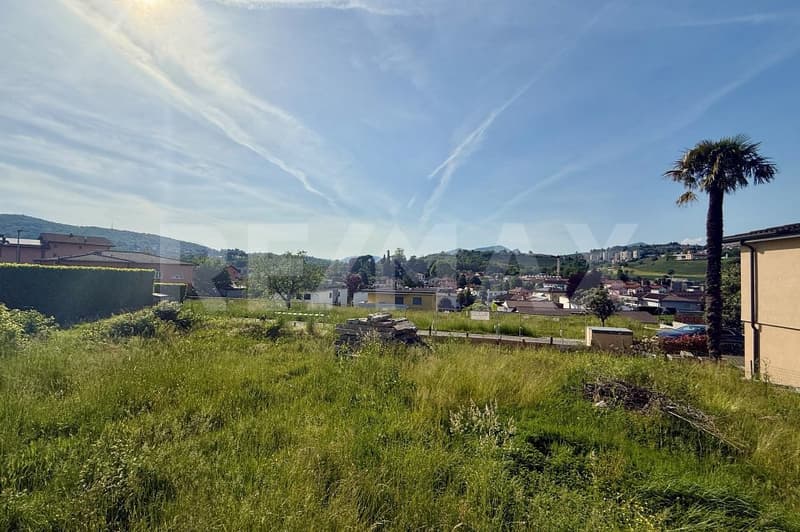 Terreno edificabile con licenza approvata per due villette monofamiliari (2)