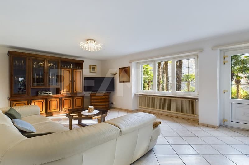 Haus mit Park, Pool, Garten, Garage und Wald (2)