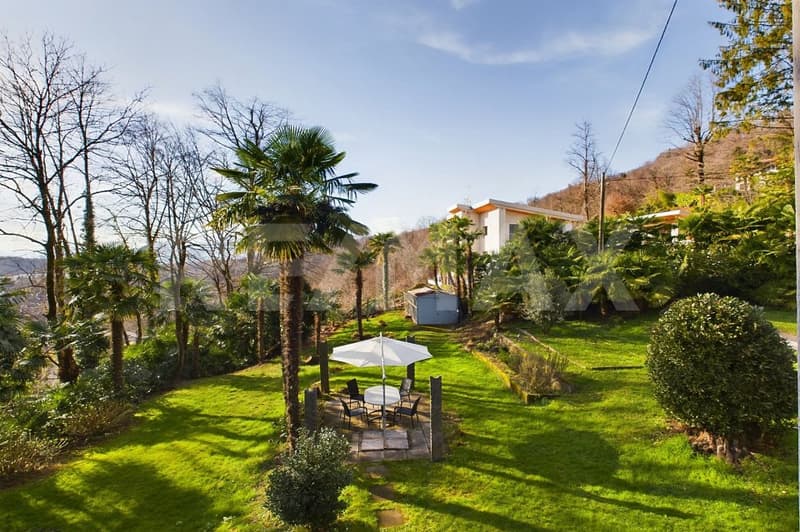 Haus mit Park, Pool, Garten, Garage und Wald (4)