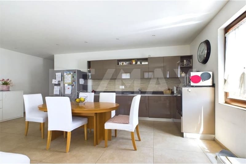 Spacious 4-room apartment in a residence with courtyard and garden (2)