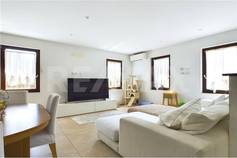Spacious 4-room apartment in a residence with courtyard and garden (3)