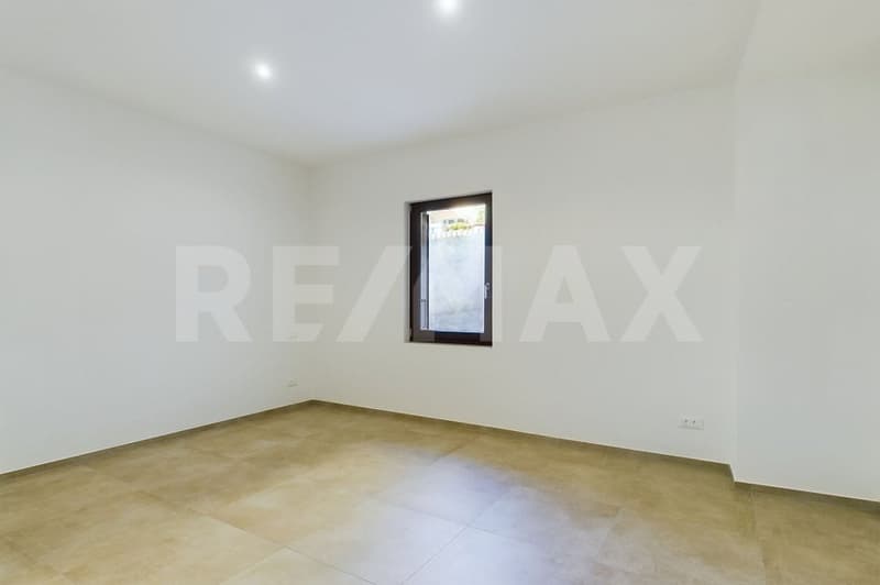 Renovated 3-room apartment with terrace and open view (4)