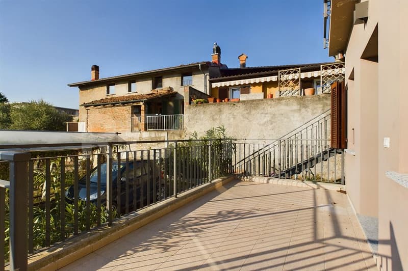 Renovated 3-room apartment with terrace and open view (2)