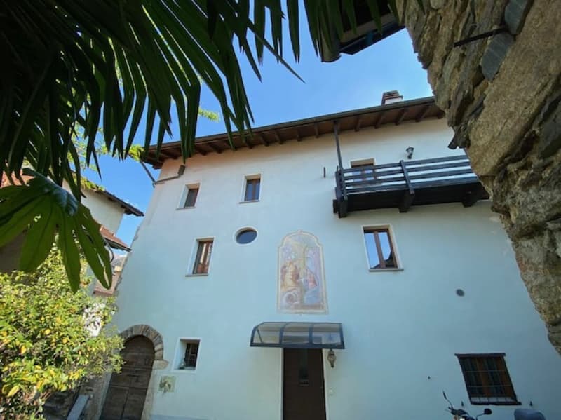 Maison tessine unique au centre du village (2)