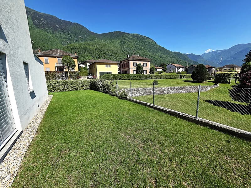 Moderno appartamento di 4.5 locali con giardino a Claro – Nuova costruzione con vista (4)