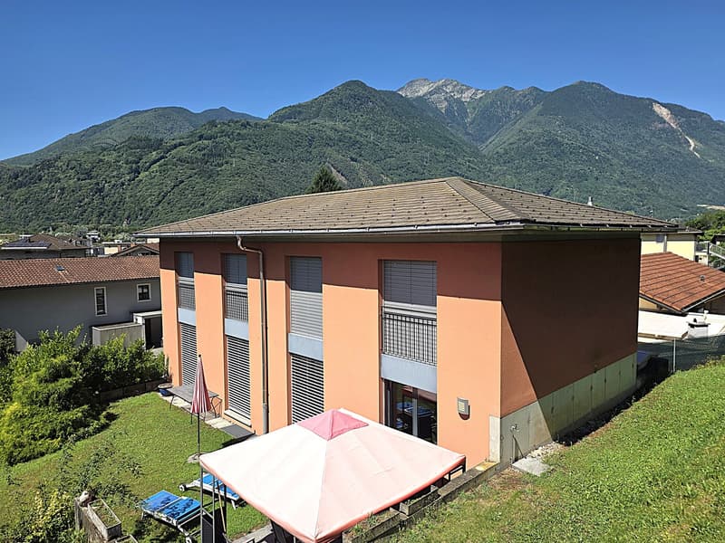 Geräumige Einfamilienvilla in Castione (1)