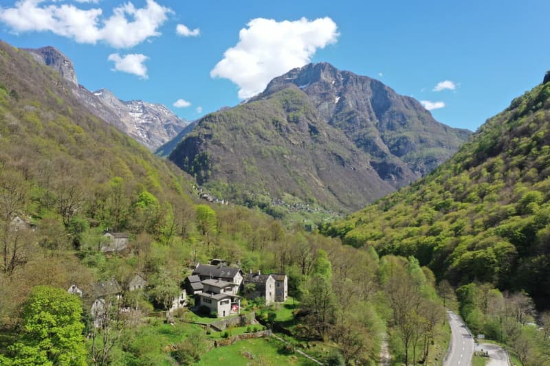 Large rustic house in a quiet location in the beautiful Verzasca valley (21)